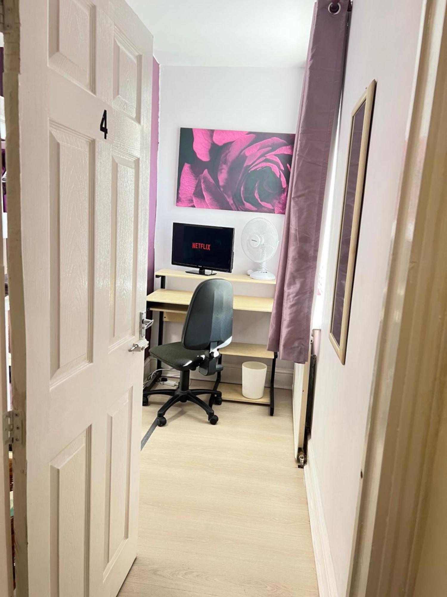Budget Private Bedrooms W Dedicated Bath Mediacity, Mufc Salford * Manchester